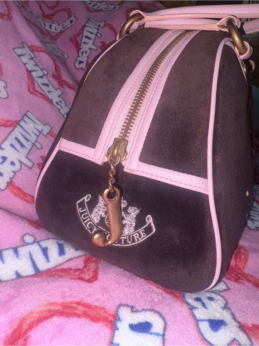 Juicy Couture 🩷🤎 Vintage Royal Juicy Bowler Bag: “Girls Will Be Juicy Girls” - Picture 6 of 16